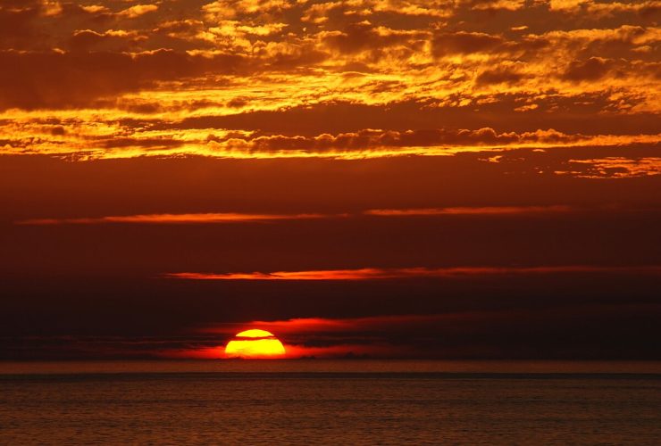 Matahari Terbit di Sebelah: Fakta, Fenomena, dan Mitologi